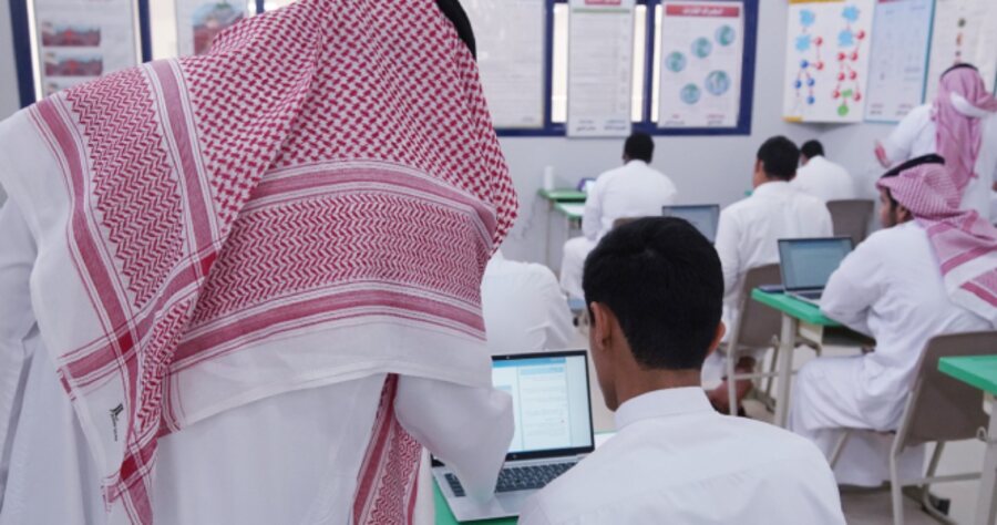 طلاب يتعاونون في مكتبة الجامعة